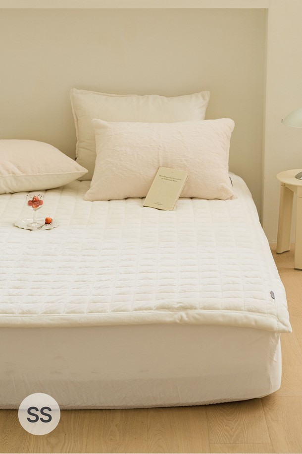 세사온라인 포그밍 밍크극세사 누빔패드 SS는 부드러운 촉감의 베이지 컬러 극세사 소재 침구입니다. 5mm 두께의 롱파일 극세사로 제작되어 보온성을 높였으며, 털 빠짐을 최소화하여 쾌적하게 사용할 수 있습니다. 광택감 있는 원단과 심라인이 보이지 않는 깔끔한 마감으로 디자인의 완성도를 높였습니다. 친환경 및 동물친화적인 소재를 사용하여 안심하고 사용할 수 있으며, 수축 방지 가공으로 변형 걱정 없이 오래도록 사용할 수 있습니다. SS, Q 사이즈로 출시되어 다양한 침대에 맞게 선택 가능하며, 겨울철 이불로 사용하기 좋습니다.
