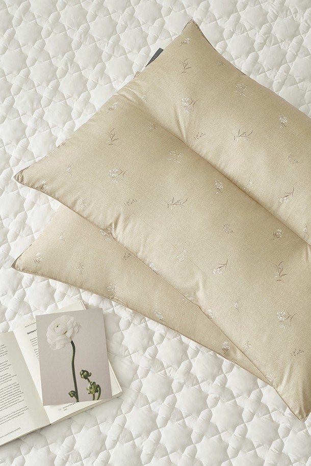 세사온라인 다프네 알러지케어 경추베개 1+1은 50x70cm 사이즈의 그린 컬러 베개 2개로 구성되어 있습니다. 폴리에스테르 소재의 초고밀도 마이크로파이버 충전재와 먼지 발생 방지 표면 처리를 통해 알러지케어, 항균, 먼지 및 진드기 차단 기능을 제공합니다. C자형 일체형 디자인으로 수면 시 경추 정렬을 도와주며, FITI 테스트, 영국 알러지 협회, 아토피 협회, 소비자중심경영 인증을 획득하여 안심하고 사용할 수 있습니다.
