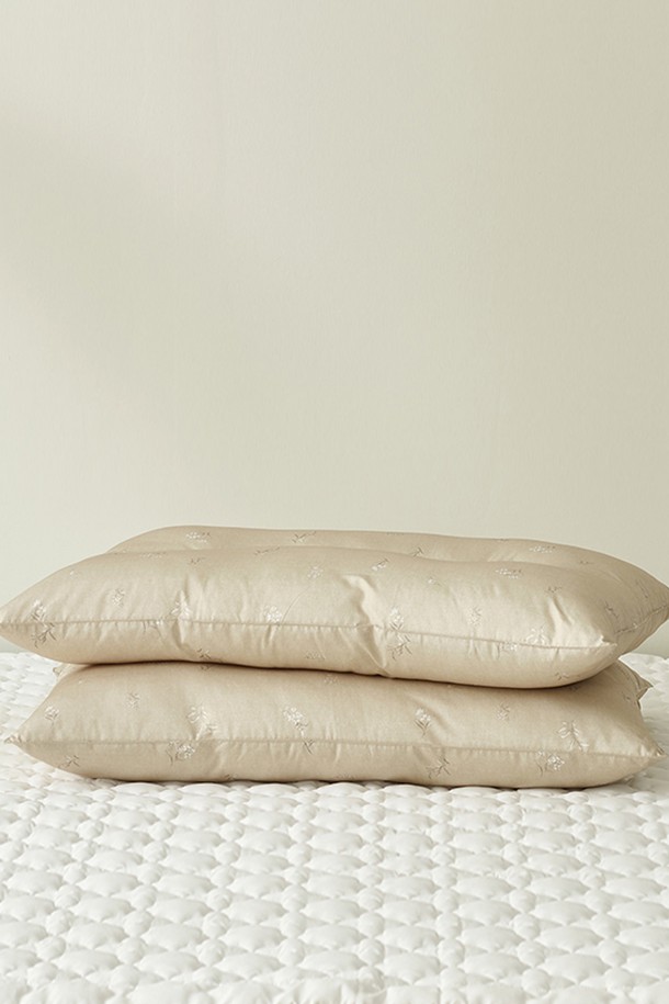 세사온라인 다프네 알러지케어 경추베개 1+1은 50x70cm 사이즈의 그린 컬러 베개 2개로 구성되어 있습니다. 폴리에스테르 소재의 초고밀도 마이크로파이버 충전재와 먼지 발생 방지 표면 처리를 통해 알러지케어, 항균, 먼지 및 진드기 차단 기능을 제공합니다. C자형 일체형 디자인으로 수면 시 경추 정렬을 도와주며, FITI 테스트, 영국 알러지 협회, 아토피 협회, 소비자중심경영 인증을 획득하여 안심하고 사용할 수 있습니다.
