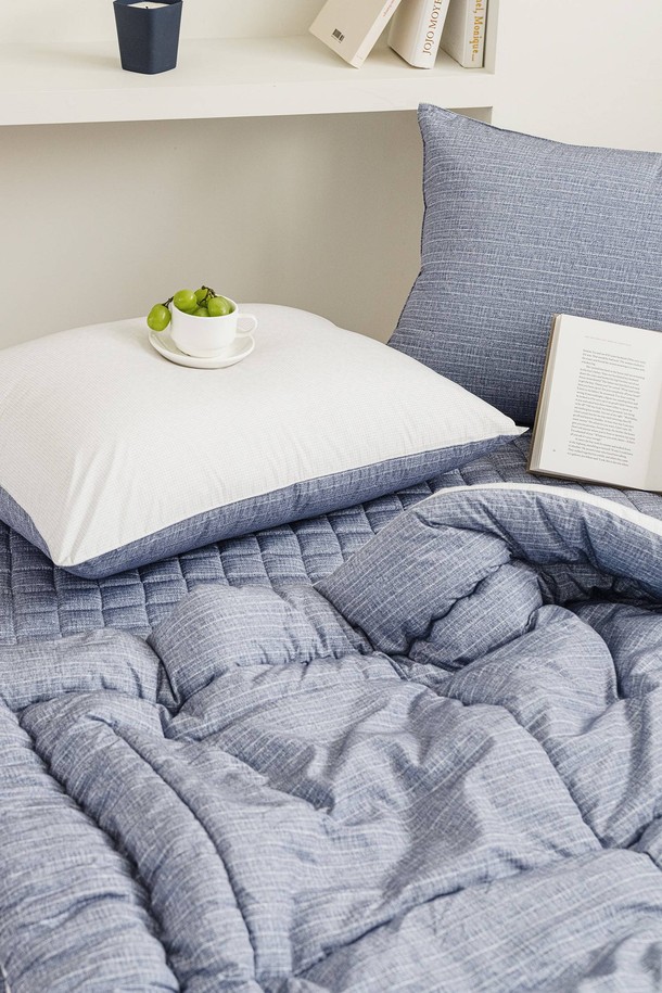 세사온라인 인디아 알러지케어 차렵이불 Q는 네이비 컬러의 퀼팅 디자인으로 포근함을 더한 침구입니다. 초고밀도 공극 마이크로파이버 안감과 부드러운 촉감으로 포근한 잠자리를 제공하며, 알러지 안심 인증을 받아 민감한 피부에도 안심하고 사용할 수 있습니다. 집먼지 진드기 및 진드기 알레르기를 방지하고, 유해물질 통과율 0.00%로 안심하고 사용할 수 있으며, 보온 기능으로 체온 유지에 도움을 줍니다. 가볍고 단독 사용이 가능하며, 보관용 더스트백이 함께 제공됩니다.
