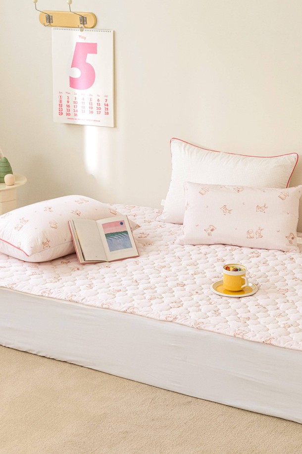 세사온라인 헤이바니 알러지케어 방수패드 SS는 얇은 두께로 사계절 내내 사용할 수 있는 침구용 방수패드입니다. 플라워 패턴 디자인에 화이트, 핑크 두 가지 색상으로 제공되어 취향에 맞게 선택 가능합니다. 폴리에스테르 소재로 제작되어 알러지케어, 항균 기능은 물론 방수 기능까지 갖춰 실용적입니다. SS 사이즈로 출시되어 다양한 침대에 활용할 수 있으며, 세탁이 가능하여 위생적으로 사용할 수 있습니다.
