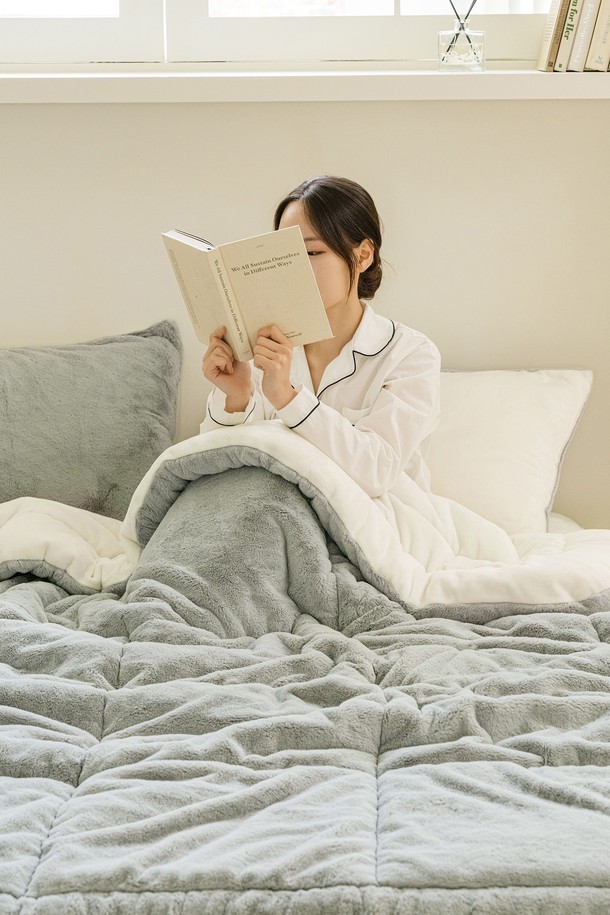 세사온라인 포그밍 10mm 밍크극세사 차렵이불 Q는 부드러운 촉감과 따뜻함을 선사하는 겨울 이불입니다. 10mm 두께의 밍크 극세사 소재로 제작되어 포근하고 아늑한 잠자리를 제공합니다. 무지 디자인의 그레이 컬러로 어떤 침실에도 잘 어울리며, 남녀노소 누구나 사용할 수 있는 공용 제품입니다. 가을, 겨울철 보온성을 책임지는 차렵이불로, 편안한 휴식을 취할 수 있습니다. 퀸(Q) 사이즈로 넉넉하게 사용 가능합니다.
