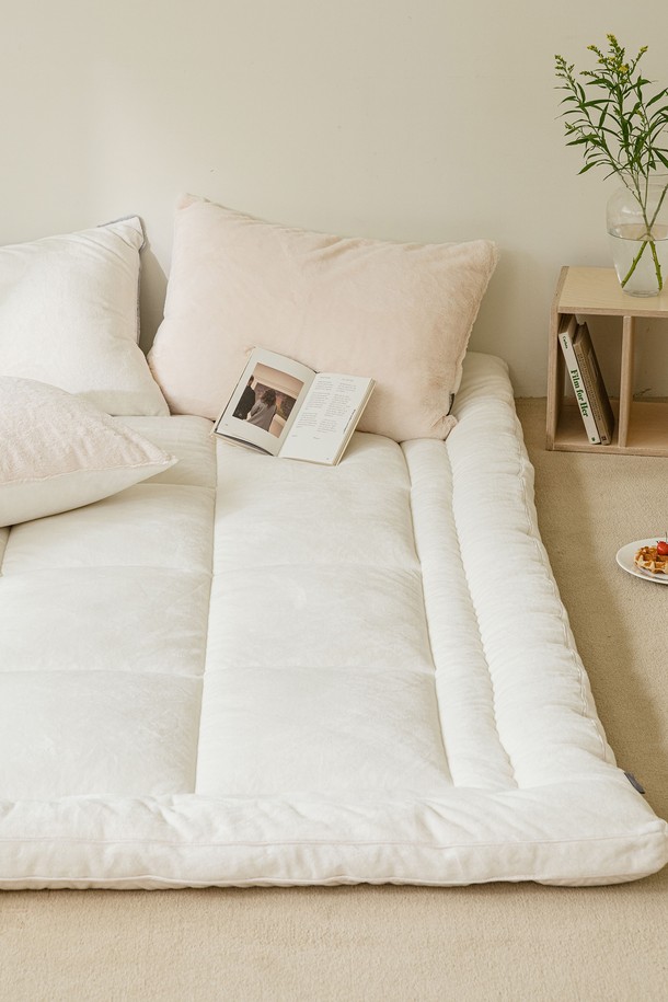 세사온라인 포그밍 밍크극세사 토퍼 Q는 부드러운 밍크와 극세사 소재를 사용하여 포근함을 선사합니다. 화이트 색상의 무지 디자인으로 어떤 침구에도 잘 어울리며, 두꺼운 두께로 보온성을 높여 따뜻한 잠자리를 제공합니다. 퀸(Q) 사이즈로 제작되어 넉넉한 사용 공간을 제공하며, 포그밍 처리로 더욱 부드러운 촉감을 느낄 수 있습니다. 침구 용도로 사용하기에 적합하며, 편안한 잠자리를 위한 최적의 선택입니다.
