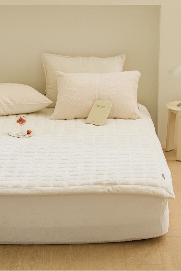 세사온라인 포그밍 밍크극세사 누빔패드 Q는 부드러운 밍크와 극세사 소재로 제작되어 포근한 촉감을 선사합니다. 화이트와 아이보리 두 가지 색상으로 출시되어 미니멀하고 베이직한 침실 분위기를 연출합니다. 두께감이 있어 보온성이 뛰어나 가을, 겨울철 따뜻하게 사용할 수 있습니다. 누빔 처리로 꼼꼼하게 마감하여 내구성을 높였으며, 넉넉한 Q 사이즈로 편안한 잠자리를 제공합니다. 포그밍 밍크극세사 누빔패드는 일상생활에서 쾌적하고 아늑한 휴식을 돕는 침구입니다.
