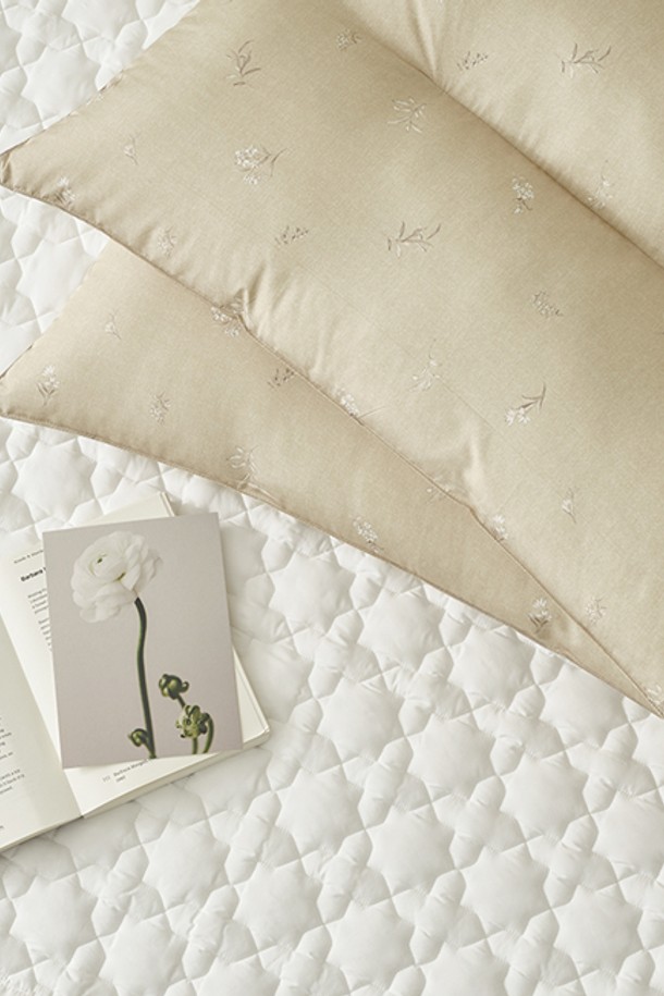 세사온라인 다프네 알러지케어 경추베개 1+1은 50x70cm 사이즈의 그린 컬러 베개 2개로 구성되어 있습니다. 폴리에스테르 소재의 초고밀도 마이크로파이버 충전재와 먼지 발생 방지 표면 처리를 통해 알러지케어, 항균, 먼지 및 진드기 차단 기능을 제공합니다. C자형 일체형 디자인으로 수면 시 경추 정렬을 도와주며, FITI 테스트, 영국 알러지 협회, 아토피 협회, 소비자중심경영 인증을 획득하여 안심하고 사용할 수 있습니다.
