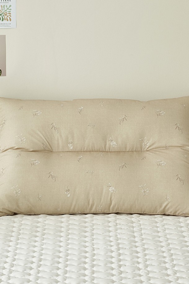 세사온라인 다프네 알러지케어 경추베개 1+1은 50x70cm 사이즈의 그린 컬러 베개 2개로 구성되어 있습니다. 폴리에스테르 소재의 초고밀도 마이크로파이버 충전재와 먼지 발생 방지 표면 처리를 통해 알러지케어, 항균, 먼지 및 진드기 차단 기능을 제공합니다. C자형 일체형 디자인으로 수면 시 경추 정렬을 도와주며, FITI 테스트, 영국 알러지 협회, 아토피 협회, 소비자중심경영 인증을 획득하여 안심하고 사용할 수 있습니다.
