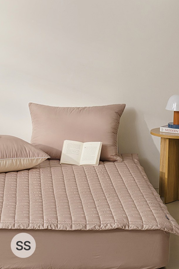 세사온라인 소프트 알러지케어 누빔패드 SS는 부드러운 촉감의 폴리에스테르 소재로 제작된 침대용 누빔 패드입니다. 알러지케어 기능으로 민감한 피부도 안심하고 사용할 수 있으며, 얇은 두께로 제작되어 사계절 내내 쾌적하게 사용 가능합니다. 베이지 색상으로 침실 인테리어에 은은하게 녹아듭니다. SS 사이즈로 출시되어 다양한 침대에 적합합니다. 부드러운 누빔 처리로 포근한 사용감을 선사합니다.
