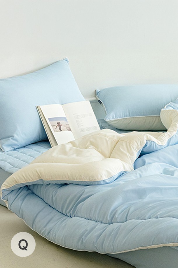 세사온라인 소프트 알러지케어 점프차렵이불 Q는 부드러운 촉감의 폴리에스테르 소재로 제작되어 사계절 내내 쾌적하게 사용할 수 있습니다. 알러지케어, 방진 기능과 함께 통기성, 수분 흡수, 온도 조절 기능으로 편안한 잠자리를 제공하며, 경량 설계로 부담 없이 사용할 수 있습니다. 모카 브라운, 딥 그린, 소프트 블루, 베이지 등 다양한 색상 옵션이 있으며, 양면 디자인과 화이트 파이핑, 점프 퀼팅, 고밀도 평직으로 디자인되었습니다. 정전기 방지 기능과 반려동물 털 방지 기능, 리버서블 디자인으로 실용성을 더했으며, 이불커버, 베개커버, 매트리스커버, 패딩으로 구성된 세트입니다.
