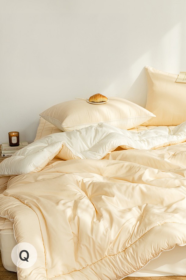 세사온라인 소프트 알러지케어 차렵패드세트 Q는 퀸 사이즈 침대에 적합한 침구 세트입니다. 아이보리, 화이트 두 가지 색상으로 출시되어 침실 분위기에 맞춰 선택할 수 있습니다. 부드러운 폴리에스테르 소재로 제작되어 포근한 촉감을 제공하며, 두꺼운 두께로 편안한 잠자리를 선사합니다. 알러지 방지 기능이 있어 민감한 피부도 안심하고 사용할 수 있으며, 이불패드와 베개패드로 구성되어 실용적입니다. 사계절 내내 사용할 수 있는 실용적인 침구 세트로, 소프트한 터치감이 특징입니다.
