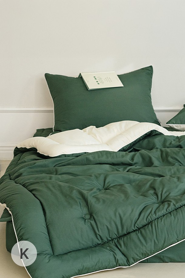 세사온라인 소프트 알러지케어 차렵패드세트 K는 침실 공간에 포근함과 건강함을 더해주는 침구 세트입니다. 부드러운 촉감의 폴리에스테르 소재로 제작되어 사계절 내내 쾌적하게 사용할 수 있습니다. 알러지케어 기능이 있어 민감한 피부도 안심하고 사용할 수 있으며, 그린과 화이트 두 가지 컬러로 구성되어 침실 분위기에 맞춰 선택할 수 있습니다. 세트 구성은 차렵이불과 패드로, 넉넉한 K 사이즈로 편안한 잠자리를 제공합니다. 특히 두꺼운 두께감으로 포근한 사용감을 선사합니다.
