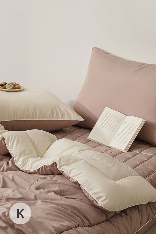 세사온라인 소프트 알러지케어 차렵패드세트 K는 킹 사이즈 침구세트로, 딥그린, 소프트블루, 베이지, 모카브라운 4가지 색상으로 제공됩니다. 고밀도 극세사 소재로 제작되어 부드러운 촉감을 선사하며, 알러지케어 기능과 함께 먼지 없는 사용 환경을 제공합니다. 양면 디자인으로 실용성을 높였으며, 모서리 밴딩 처리로 패드를 안정적으로 고정합니다.  차렵패드와 베개커버로 구성되어 있으며, 베개커버는 지퍼형입니다.
