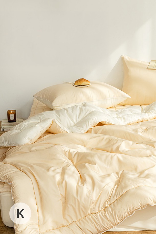 세사온라인 소프트 알러지케어 차렵패드세트 K는 딥그린, 소프트블루, 베이지, 모카브라운 4가지 색상으로 제공되며, 고밀도 극세사 소재로 제작되어 부드러운 촉감을 선사합니다. 알러지케어 기능을 갖춘 이 침구세트는 항균, 통기성, 흡습, 방진 기능까지 갖춰 쾌적한 잠자리를 제공합니다. 퀼팅 처리된 디자인에 4면 밴딩 처리로 편리하게 사용 가능하며, 이불커버, 패드, 베개커버, 매트리스커버로 구성되어 있습니다. 먼지다이트를 차단하고, 애완동물 털 방지 기능이 있으며, 베개커버는 지퍼형으로 제작되었습니다. 양면 사용이 가능하며, 보관용 더스트백이 포함된 두꺼운 두께의 차렵패드세트입니다.
