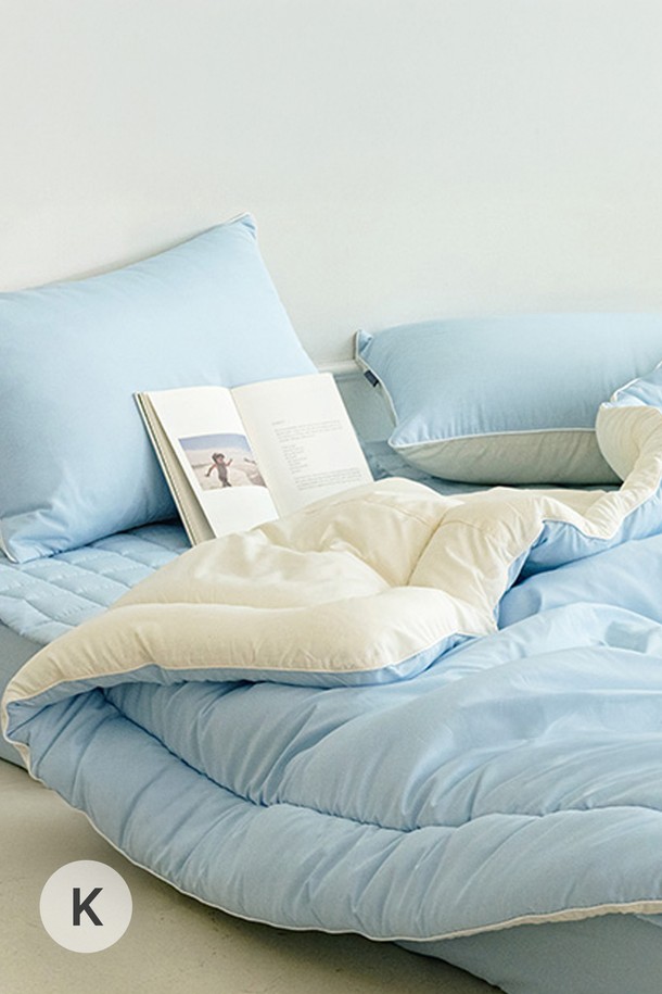 세사온라인 소프트 알러지케어 차렵패드세트 K는 부드러운 촉감의 폴리에스테르 소재로 제작되어 알러지케어, 먼지방지, 통기성, 수분흡수, 반려동물 털 방지 기능이 있는 킹 사이즈 침구세트입니다. 소프트 블루, 딥 그린, 모카 브라운, 베이지 등 4가지 색상으로 제공되며, 무지 패턴에 두꺼운 두께감으로 포근함을 더합니다. 이불커버, 베개커버, 패딩, 매트리스커버로 구성되어 있으며, 양면 디자인, 점프 퀼팅, 코너밴딩, 지퍼여밈, 사면밴딩 디자인 특징을 갖추고 있습니다. 고밀도 원단과 마이크로파이버 필라멘트사를 사용하여 먼지 보관 백이 함께 제공됩니다.
