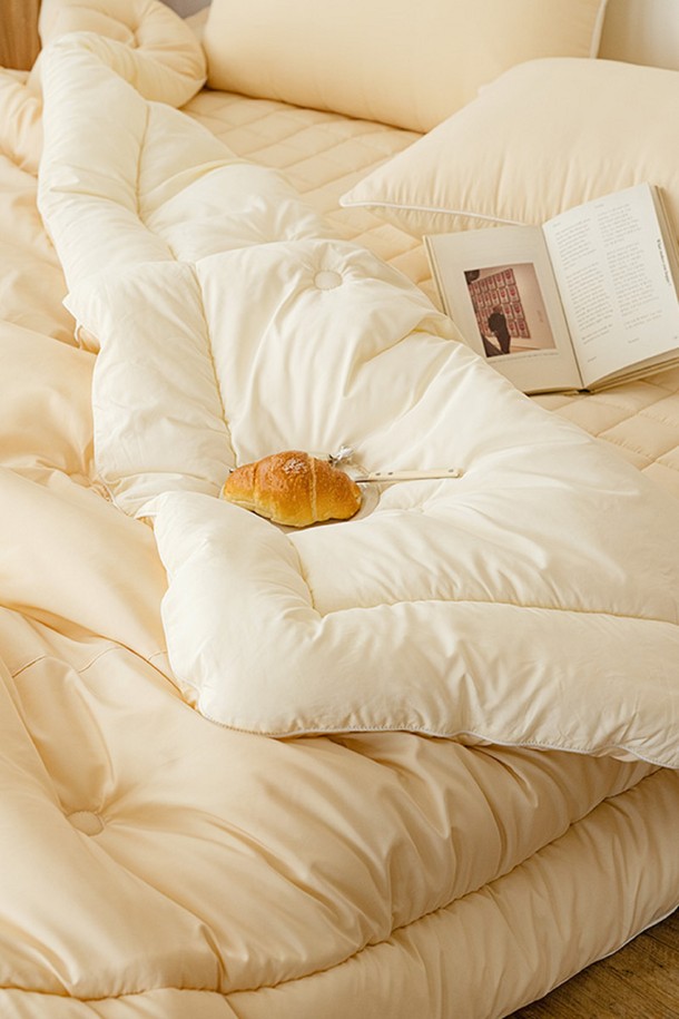 세사온라인 소프트 알러지케어 차렵패드세트 Q는 부드러운 촉감의 초극세사 폴리에스테르 소재로 제작되어 사계절 내내 쾌적하게 사용할 수 있습니다. 알러지케어 기능과 먼지 및 반려동물 털 방지 기능으로 위생적인 사용이 가능하며, 고밀도 평직 구조와 점프퀼팅, 양면 디자인으로 실용성을 더했습니다. 퀸(Q) 사이즈의 이불커버, 패드, 베개커버로 구성된 세트로, 4면 고무밴드와 베개커버 지퍼 디테일로 편리하게 사용할 수 있습니다. 보관용 더스트백이 포함되어 있어 보관 또한 용이하며, 소프트 블루, 딥 그린, 베이지, 모카 브라운 등 다채로운 컬러 옵션으로 침실 분위기를 연출할 수 있습니다.
