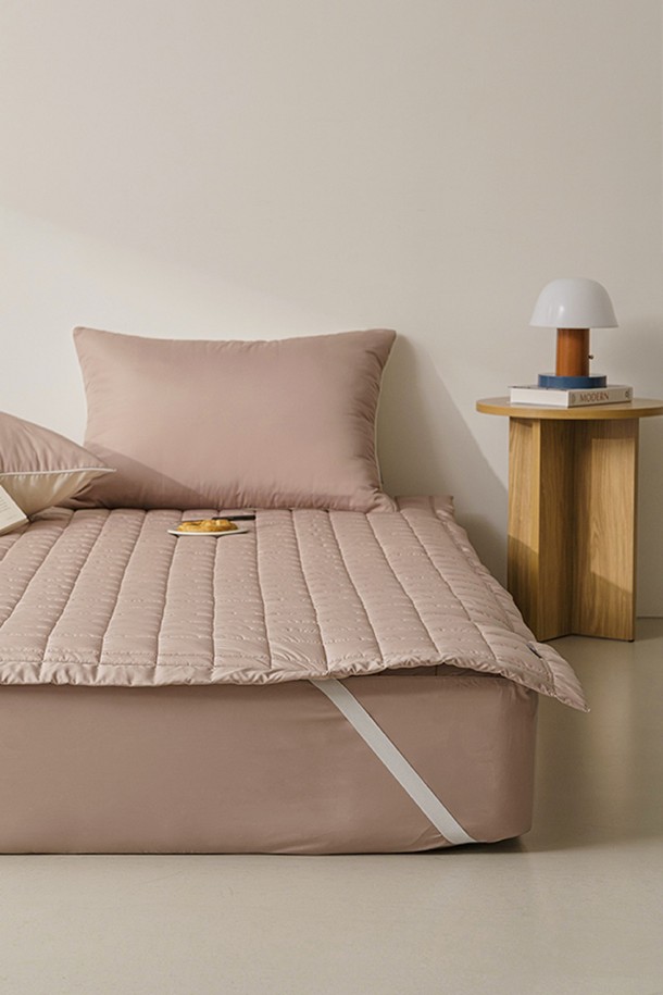 세사온라인 소프트 알러지케어 누빔패드 SS는 부드러운 촉감의 폴리에스테르 소재로 제작된 침대용 누빔 패드입니다. 알러지케어 기능으로 민감한 피부도 안심하고 사용할 수 있으며, 얇은 두께로 제작되어 사계절 내내 쾌적하게 사용 가능합니다. 베이지 색상으로 침실 인테리어에 은은하게 녹아듭니다. SS 사이즈로 출시되어 다양한 침대에 적합합니다. 부드러운 누빔 처리로 포근한 사용감을 선사합니다.
