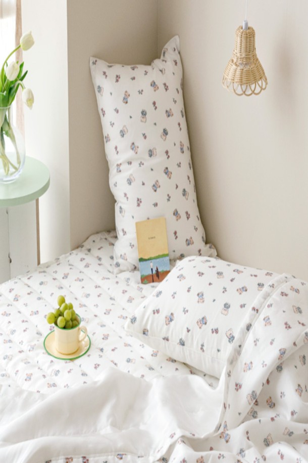 세사온라인 미니베어 인견 100% 여름 이불베개세트 SS는 유아동을 위한 시원한 여름 침구 세트입니다. 부드러운 100% 인견 소재로 제작되어 쾌적한 사용감을 제공하며, 높은 통기성과 흡습성, 속건 기능으로 땀이 많은 아이들도 쾌적하게 사용할 수 있습니다. 귀여운 미니베어 패턴과 화이트 컬러가 어우러져 아이 방에 아늑함을 더합니다. 이불은 점프 킬팅 처리되어 내구성을 높였으며, 4면 모서리 고무밴드로 침대에 고정하여 편리합니다. 베개는 양면 지퍼로 커버 분리가 용이하며, 시원한 촉감으로 여름철 숙면을 도와줍니다.
