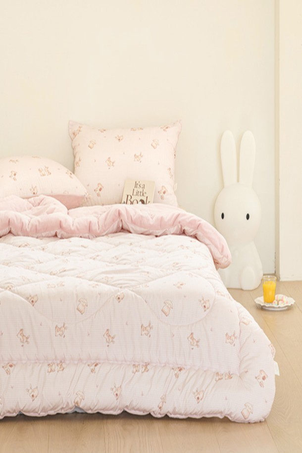 세사온라인 헤이바니 웰포그니 극세사 차렵베개세트 SS는 부드러운 극세사 소재로 제작되어 포근한 겨울철 잠자리를 선사합니다. 사랑스러운 헤이바니 캐릭터 디자인과 핑크 컬러가 유아동의 침실을 화사하게 만들어 줍니다. SS 사이즈로 제작되어 아이들이 편안하게 사용할 수 있으며, 차렵이불과 베개 세트로 구성되어 실용적입니다. 포근하고 아늑한 잠자리를 위한 겨울철 필수 침구 세트를 만나보세요.
