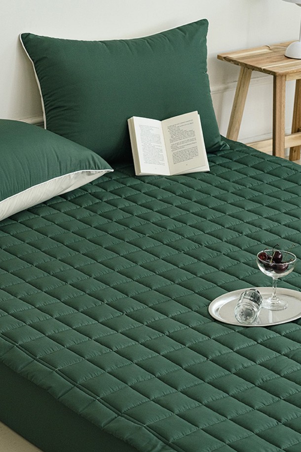 세사온라인 소프트 알러지케어 누빔패드 SS는 부드러운 촉감의 폴리에스테르 소재로 제작된 침대용 누빔 패드입니다. 알러지케어 기능으로 민감한 피부도 안심하고 사용할 수 있으며, 얇은 두께로 제작되어 사계절 내내 쾌적하게 사용 가능합니다. 베이지 색상으로 침실 인테리어에 은은하게 녹아듭니다. SS 사이즈로 출시되어 다양한 침대에 적합합니다. 부드러운 누빔 처리로 포근한 사용감을 선사합니다.
