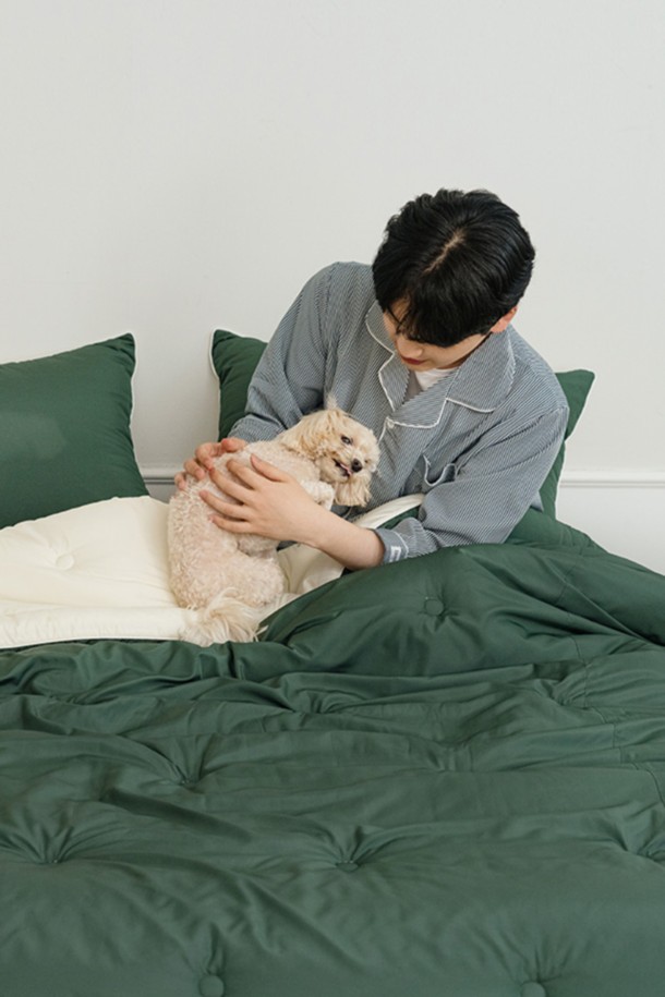 세사온라인 소프트 알러지케어 차렵패드세트 SS는 부드러운 촉감의 폴리에스터 소재로 제작된 침구세트입니다. 알러지케어 기능과 먼지 차단 기능으로 쾌적한 잠자리를 제공하며, 통기성이 뛰어나고 수분 흡수력이 좋습니다. 무지 디자인에 양면 디자인, 파이핑 디테일, 코너 밴딩, 하단 지퍼로 실용성을 더했습니다. 얇은 두께의 마이크로파이버 원사와 고밀도 평직, 먼지방지 표면처리가 특징이며, SS, Q ,K 사이즈로 만나볼 수 있습니다. 베이지, 모카브라운, 딥그린, 소프트블루 4가지 컬러로 구성되어 있습니다.
