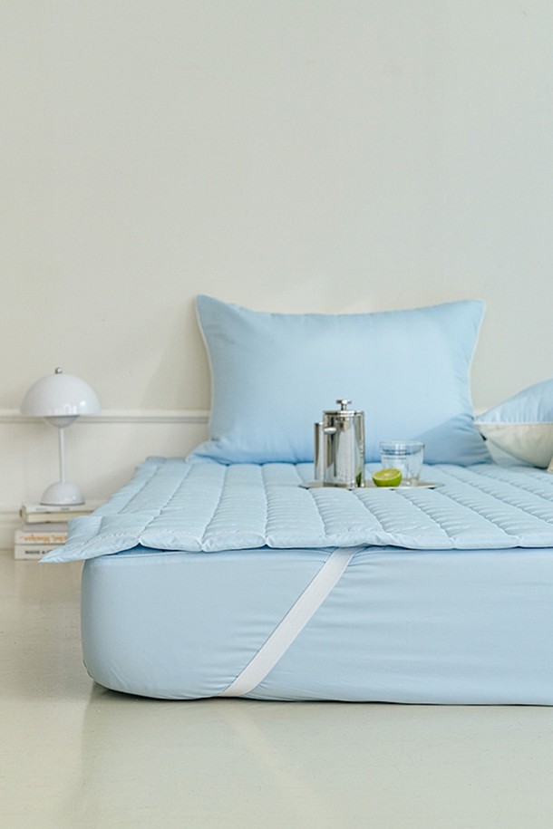 세사온라인 소프트 알러지케어 누빔패드 SS는 부드러운 촉감의 폴리에스테르 소재로 제작된 침대용 누빔 패드입니다. 알러지케어 기능으로 민감한 피부도 안심하고 사용할 수 있으며, 얇은 두께로 제작되어 사계절 내내 쾌적하게 사용 가능합니다. 베이지 색상으로 침실 인테리어에 은은하게 녹아듭니다. SS 사이즈로 출시되어 다양한 침대에 적합합니다. 부드러운 누빔 처리로 포근한 사용감을 선사합니다.
