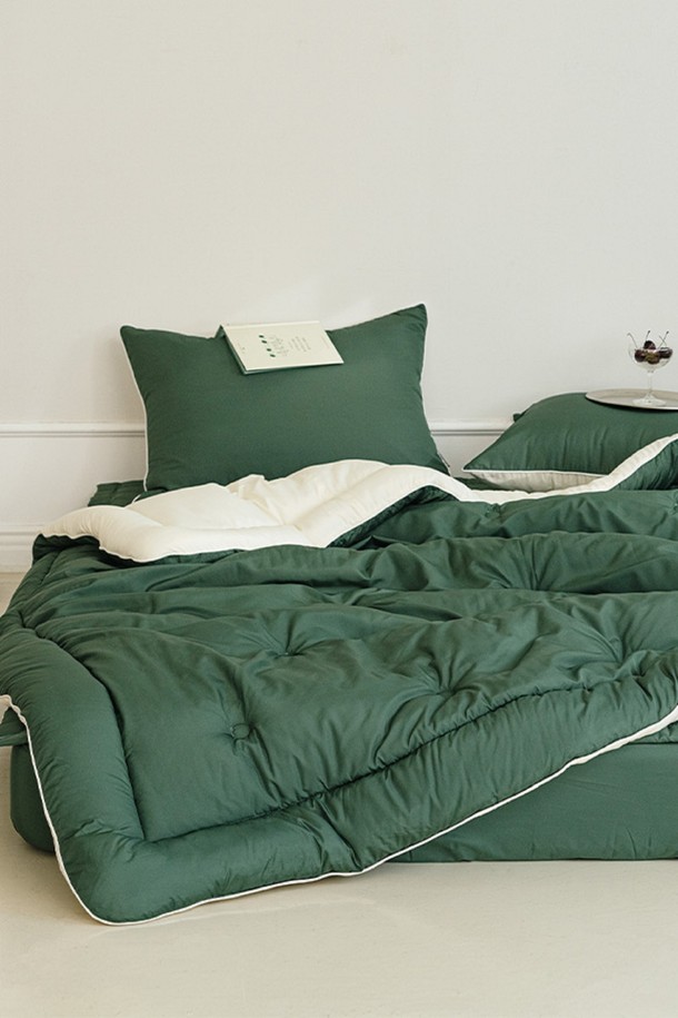 세사온라인 소프트 알러지케어 차렵패드세트 SS는 부드러운 촉감과 알러지 방지 기능이 특징인 침구세트입니다. 베이지와 핑크 두 가지 색상으로 출시되어 취향에 맞게 선택할 수 있습니다. 사계절용으로 제작되어 실용적이며, 무지 디자인으로 깔끔함을 더했습니다. 폴리에스테르 소재로 제작되었으며, 차렵이불과 패드로 구성되어 있습니다. SS 사이즈로, 넉넉한 사이즈의 침구를 찾으시는 분들께 적합합니다.
