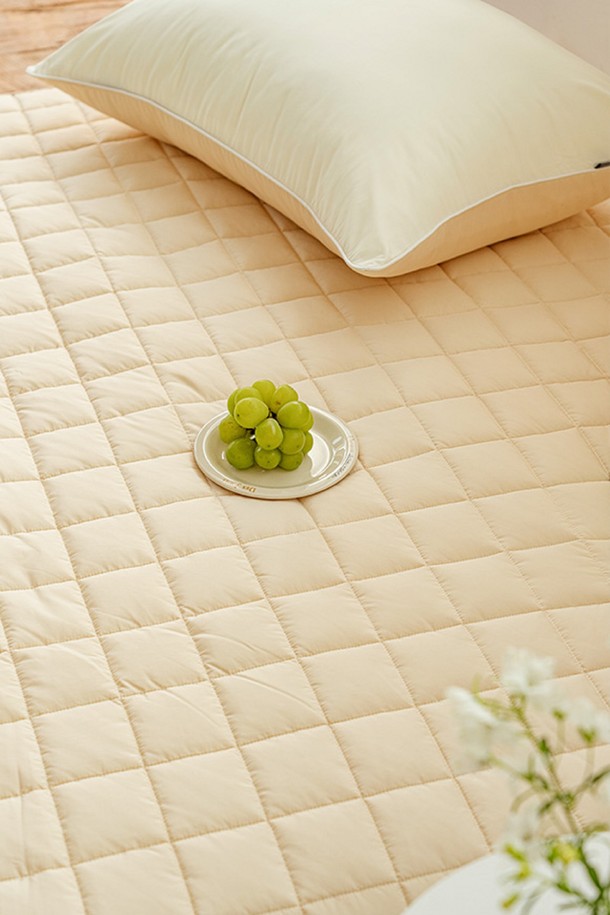 세사온라인 소프트 알러지케어 누빔패드 SS는 부드러운 촉감의 폴리에스테르 소재로 제작된 침대용 누빔 패드입니다. 알러지케어 기능으로 민감한 피부도 안심하고 사용할 수 있으며, 얇은 두께로 제작되어 사계절 내내 쾌적하게 사용 가능합니다. 베이지 색상으로 침실 인테리어에 은은하게 녹아듭니다. SS 사이즈로 출시되어 다양한 침대에 적합합니다. 부드러운 누빔 처리로 포근한 사용감을 선사합니다.
