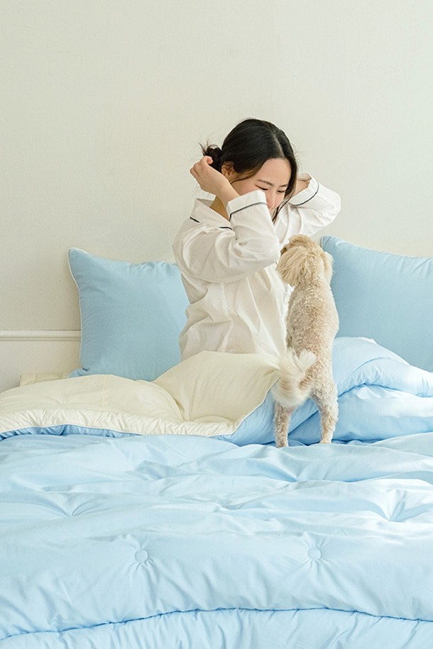 세사온라인 소프트 알러지케어 차렵패드세트 SS는 부드러운 촉감과 알러지 방지 기능이 특징인 침구세트입니다. 베이지와 핑크 두 가지 색상으로 출시되어 취향에 맞게 선택할 수 있습니다. 사계절용으로 제작되어 실용적이며, 무지 디자인으로 깔끔함을 더했습니다. 폴리에스테르 소재로 제작되었으며, 차렵이불과 패드로 구성되어 있습니다. SS 사이즈로, 넉넉한 사이즈의 침구를 찾으시는 분들께 적합합니다.
