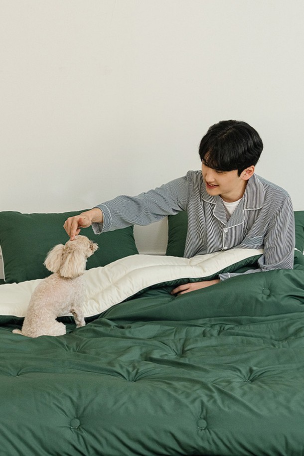 세사온라인 소프트 알러지케어 차렵패드세트 K는 침실 공간에 포근함과 건강함을 더해주는 침구 세트입니다. 부드러운 촉감의 폴리에스테르 소재로 제작되어 사계절 내내 쾌적하게 사용할 수 있습니다. 알러지케어 기능이 있어 민감한 피부도 안심하고 사용할 수 있으며, 그린과 화이트 두 가지 컬러로 구성되어 침실 분위기에 맞춰 선택할 수 있습니다. 세트 구성은 차렵이불과 패드로, 넉넉한 K 사이즈로 편안한 잠자리를 제공합니다. 특히 두꺼운 두께감으로 포근한 사용감을 선사합니다.
