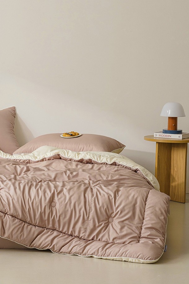 세사온라인 소프트 알러지케어 차렵패드세트 K는 킹 사이즈 침구세트로, 딥그린, 소프트블루, 베이지, 모카브라운 4가지 색상으로 제공됩니다. 고밀도 극세사 소재로 제작되어 부드러운 촉감을 선사하며, 알러지케어 기능과 함께 먼지 없는 사용 환경을 제공합니다. 양면 디자인으로 실용성을 높였으며, 모서리 밴딩 처리로 패드를 안정적으로 고정합니다.  차렵패드와 베개커버로 구성되어 있으며, 베개커버는 지퍼형입니다.
