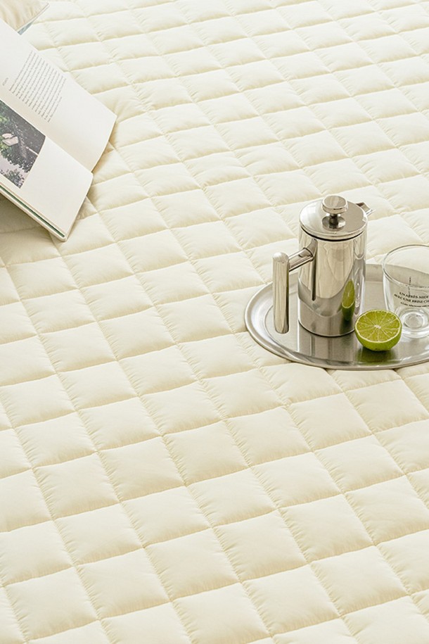 세사온라인 소프트 알러지케어 누빔패드 SS는 부드러운 촉감의 폴리에스테르 소재로 제작된 침대용 누빔 패드입니다. 알러지케어 기능으로 민감한 피부도 안심하고 사용할 수 있으며, 얇은 두께로 제작되어 사계절 내내 쾌적하게 사용 가능합니다. 베이지 색상으로 침실 인테리어에 은은하게 녹아듭니다. SS 사이즈로 출시되어 다양한 침대에 적합합니다. 부드러운 누빔 처리로 포근한 사용감을 선사합니다.
