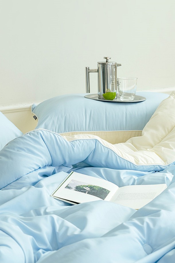 세사온라인 소프트 알러지케어 차렵패드세트 SS는 딥그린, 소프트블루, 베이지, 모카브라운 4가지 색상으로 만나볼 수 있는 침구세트입니다. 부드러운 촉감의 극세사 및 마이크로파이버 소재로 제작되어 흡습, 통기, 알러지케어, 항균, 방진 기능을 제공합니다. 먼지 방지 표면처리, 저데니어 마이크로파이버, 방진 원단, 4면 고무밴드 매트리스패드로 구성되어 실용성을 높였으며, 리버서블 디자인으로 사계절 내내 사용할 수 있습니다. 이불, 매트리스패드, 지퍼형 베개커버로 구성되었으며, 매트리스는 최대 32cm 높이까지 호환 가능합니다. 포름알데히드 무검출 및 점프퀼팅 90% 충전으로 안심하고 사용할 수 있습니다.
