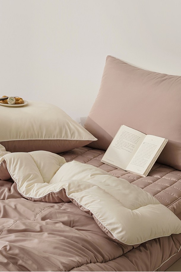 세사온라인 소프트 알러지케어 차렵패드세트 Q는 퀸 사이즈의 침구세트로, 부드러운 촉감의 폴리에스터 소재로 제작되었습니다. 알러지 방지 기능이 있어 민감한 피부에도 안심하고 사용할 수 있으며, 두꺼운 두께감으로 포근함을 더합니다. 그린과 화이트 두 가지 색상으로 제공되어 침실 분위기에 맞춰 선택 가능합니다. 이불과 패드로 구성되어 사계절 내내 유용하게 사용할 수 있는 실용적인 제품입니다. 소프트 터치로 편안한 잠자리를 선사합니다.
