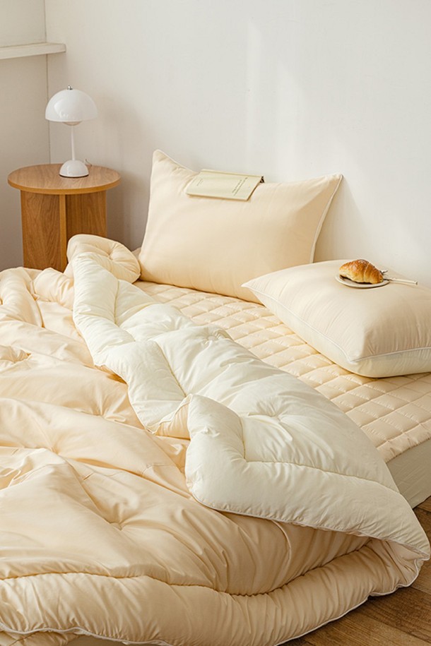 세사온라인 소프트 알러지케어 차렵패드세트 SS는 부드러운 촉감의 폴리에스터 소재로 제작된 침구세트입니다. 알러지케어 기능과 먼지 차단 기능으로 쾌적한 잠자리를 제공하며, 통기성이 뛰어나고 수분 흡수력이 좋습니다. 무지 디자인에 양면 디자인, 파이핑 디테일, 코너 밴딩, 하단 지퍼로 실용성을 더했습니다. 얇은 두께의 마이크로파이버 원사와 고밀도 평직, 먼지방지 표면처리가 특징이며, SS, Q ,K 사이즈로 만나볼 수 있습니다. 베이지, 모카브라운, 딥그린, 소프트블루 4가지 컬러로 구성되어 있습니다.
