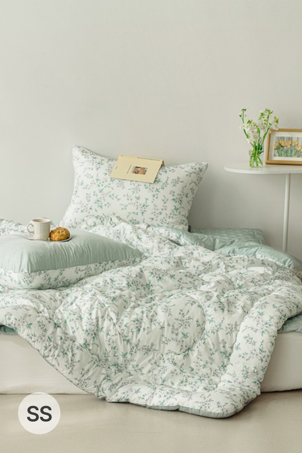 세사온라인 프리지아 알러지케어 차렵패드세트 SS는 민트 컬러의 퀼팅 디자인으로, 포근한 잠자리를 선사합니다. 알러지케어, 방진, 항균 기능을 갖춘 고밀도 폴리에스터 소재의 차렵패드세트는 극세사 충전재로 부드러운 촉감을 자랑합니다. 이불, 패드, 베개커버로 구성되어 있으며, 패드는 4군데 코너 밴딩 처리되어 편리합니다. 먼지없는 표면 처리와 유해물질 차단으로 안심하고 사용할 수 있으며, 보관용 더스트백이 포함되어 있습니다. FITI TEST 통과 및 알러지 협회 인증을 받아 믿을 수 있는 침구 세트입니다.
