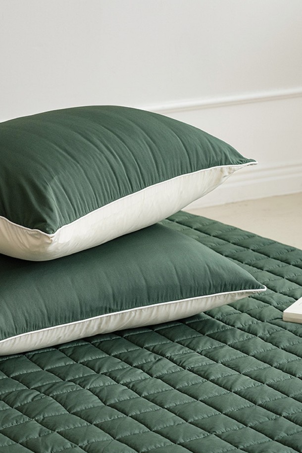 세사온라인 소프트 알러지케어 베개커버 50X70는 얇고 부드러운 촉감의 폴리에스테르 소재 베개커버입니다. 화이트와 그린 두 가지 색상으로 제공되며, 무지 패턴으로 디자인되어 어떤 침구에도 잘 어울립니다. 알러지케어 기능을 갖춰 민감한 피부를 가진 분들도 안심하고 사용할 수 있습니다. 사이즈는 50X70이며, 베개커버 단품으로 구성되어 있습니다. 쾌적하고 위생적인 수면 환경을 위해 세사온라인의 알러지케어 베개커버를 선택해 보세요.
