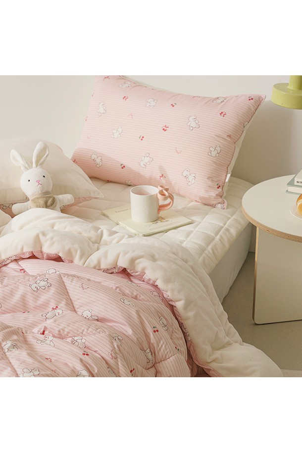 세사온라인 체리베어 웰포그니 극세사 차렵베개세트 SS는 부드러운 극세사 소재와 마이크로화이버솜 충전재로 제작되어 포근한 잠자리를 선사합니다. 사랑스러운 핑크 컬러에 체리 패턴이 더해져 귀여운 분위기를 연출하며, 털 날림과 털 빠짐을 방지하여 쾌적하게 사용할 수 있습니다. 두꺼운 두께감으로 겨울철 보온성을 높였으며, 알러지케어 기능과 집먼지진드기 차단 기능으로 안심하고 사용할 수 있습니다. 이불 1장과 베개커버 1장으로 구성되어 있으며, 양면 사용이 가능한 실용적인 디자인에 킬팅 및 지퍼 디테일이 더해졌습니다.
