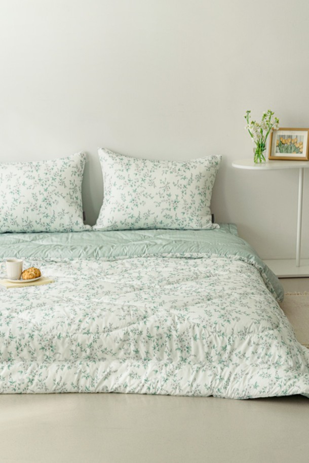 세사온라인 프리지아 알러지케어 차렵패드세트 SS는 민트 컬러의 퀼팅 디자인으로, 포근한 잠자리를 선사합니다. 알러지케어, 방진, 항균 기능을 갖춘 고밀도 폴리에스터 소재의 차렵패드세트는 극세사 충전재로 부드러운 촉감을 자랑합니다. 이불, 패드, 베개커버로 구성되어 있으며, 패드는 4군데 코너 밴딩 처리되어 편리합니다. 먼지없는 표면 처리와 유해물질 차단으로 안심하고 사용할 수 있으며, 보관용 더스트백이 포함되어 있습니다. FITI TEST 통과 및 알러지 협회 인증을 받아 믿을 수 있는 침구 세트입니다.
