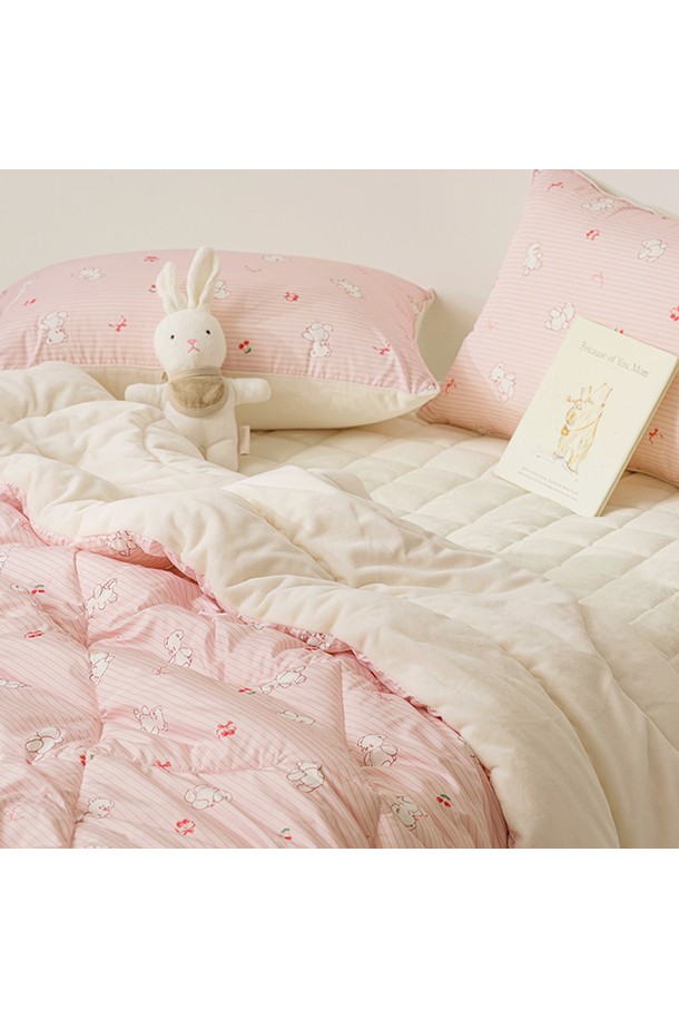 세사온라인 체리베어 웰포그니 극세사 차렵베개세트 SS는 부드러운 극세사 소재와 마이크로화이버솜 충전재로 제작되어 포근한 잠자리를 선사합니다. 사랑스러운 핑크 컬러에 체리 패턴이 더해져 귀여운 분위기를 연출하며, 털 날림과 털 빠짐을 방지하여 쾌적하게 사용할 수 있습니다. 두꺼운 두께감으로 겨울철 보온성을 높였으며, 알러지케어 기능과 집먼지진드기 차단 기능으로 안심하고 사용할 수 있습니다. 이불 1장과 베개커버 1장으로 구성되어 있으며, 양면 사용이 가능한 실용적인 디자인에 킬팅 및 지퍼 디테일이 더해졌습니다.
