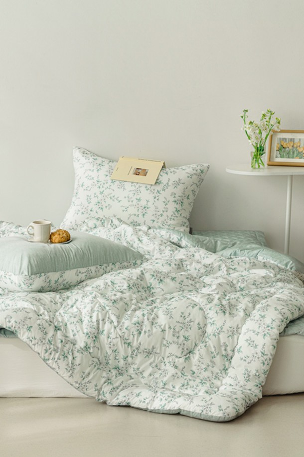 세사온라인 프리지아 알러지케어 차렵패드세트 SS는 민트 컬러의 퀼팅 디자인으로, 포근한 잠자리를 선사합니다. 알러지케어, 방진, 항균 기능을 갖춘 고밀도 폴리에스터 소재의 차렵패드세트는 극세사 충전재로 부드러운 촉감을 자랑합니다. 이불, 패드, 베개커버로 구성되어 있으며, 패드는 4군데 코너 밴딩 처리되어 편리합니다. 먼지없는 표면 처리와 유해물질 차단으로 안심하고 사용할 수 있으며, 보관용 더스트백이 포함되어 있습니다. FITI TEST 통과 및 알러지 협회 인증을 받아 믿을 수 있는 침구 세트입니다.
