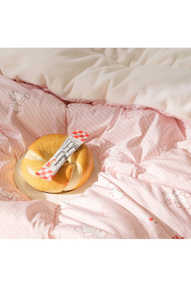 세사온라인 체리베어 웰포그니 극세사 차렵베개세트 SS는 부드러운 극세사 소재와 마이크로화이버솜 충전재로 제작되어 포근한 잠자리를 선사합니다. 사랑스러운 핑크 컬러에 체리 패턴이 더해져 귀여운 분위기를 연출하며, 털 날림과 털 빠짐을 방지하여 쾌적하게 사용할 수 있습니다. 두꺼운 두께감으로 겨울철 보온성을 높였으며, 알러지케어 기능과 집먼지진드기 차단 기능으로 안심하고 사용할 수 있습니다. 이불 1장과 베개커버 1장으로 구성되어 있으며, 양면 사용이 가능한 실용적인 디자인에 킬팅 및 지퍼 디테일이 더해졌습니다.
