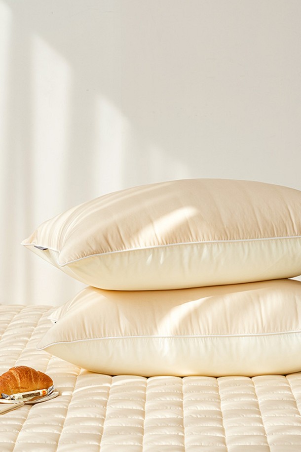 세사온라인 소프트 알러지케어 베개커버 50X70는 얇고 부드러운 촉감의 폴리에스테르 소재 베개커버입니다. 화이트와 그린 두 가지 색상으로 제공되며, 무지 패턴으로 디자인되어 어떤 침구에도 잘 어울립니다. 알러지케어 기능을 갖춰 민감한 피부를 가진 분들도 안심하고 사용할 수 있습니다. 사이즈는 50X70이며, 베개커버 단품으로 구성되어 있습니다. 쾌적하고 위생적인 수면 환경을 위해 세사온라인의 알러지케어 베개커버를 선택해 보세요.
