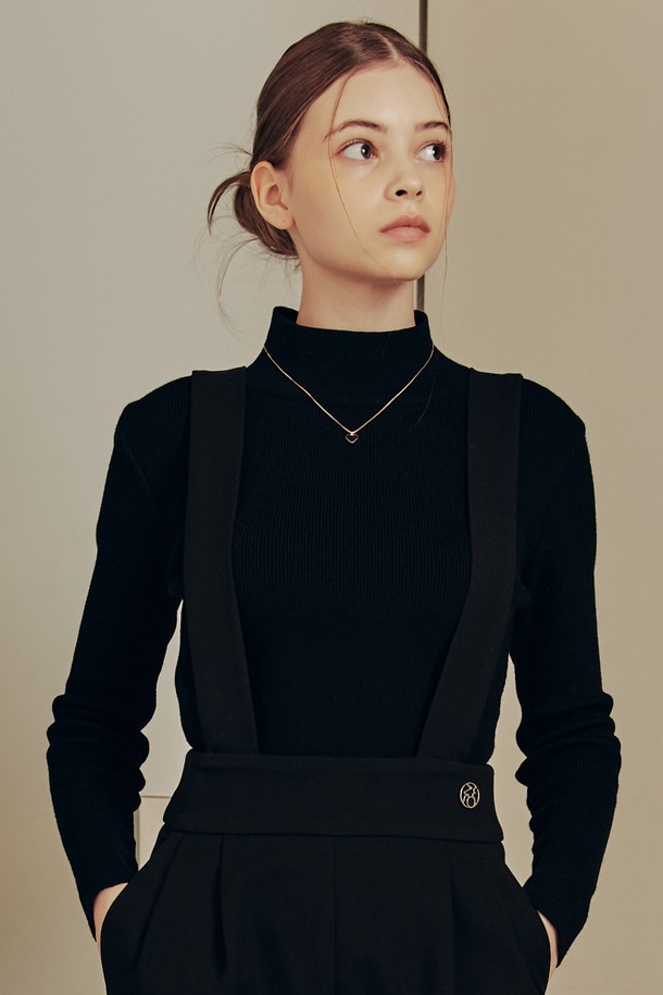 [2컬러] 하프 폴라 베이직 니트는 가을과 겨울에 어울리는 여성용 니트/스웨터입니다. 미니멀하고 베이직한 스타일로, 출근룩과 모임룩에 모두 활용 가능합니다. 부드러운 촉감의 니트 소재에 하프 폴라 넥 디자인이 돋보이며, 레귤러핏과 긴소매로 편안하게 착용할 수 있습니다. 블랙과 베이지 두 가지 컬러로 출시되어, 다양한 하의와 매치하여 미니멀, 클래식, 캐주얼 스타일을 연출할 수 있습니다.
