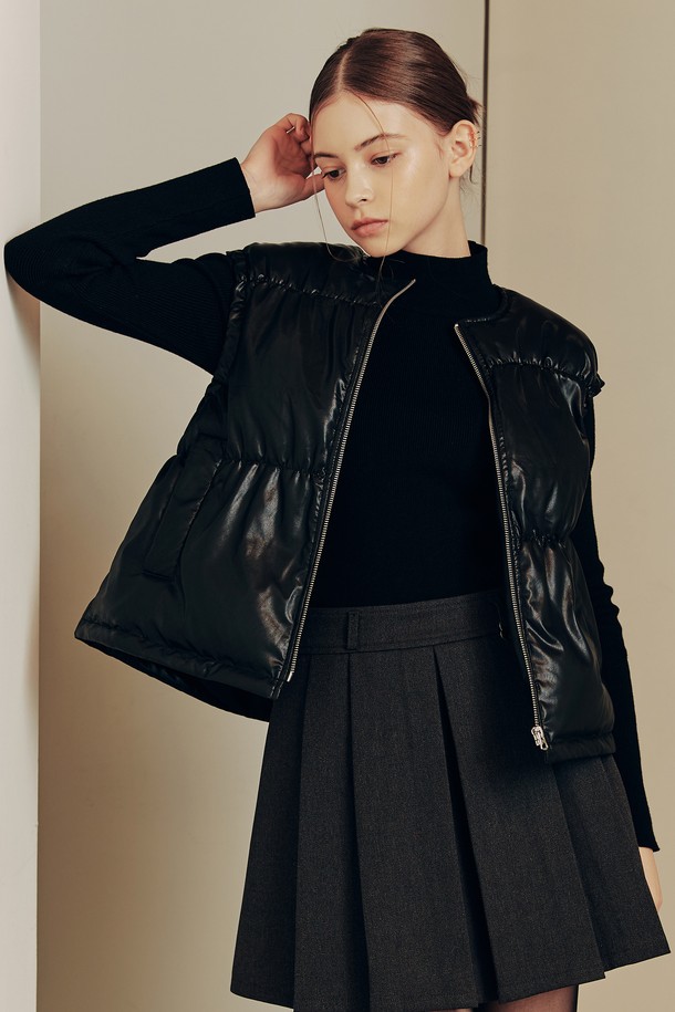 [2컬러] 하프 폴라 베이직 니트는 가을과 겨울에 어울리는 여성용 니트/스웨터입니다. 미니멀하고 베이직한 스타일로, 출근룩과 모임룩에 모두 활용 가능합니다. 부드러운 촉감의 니트 소재에 하프 폴라 넥 디자인이 돋보이며, 레귤러핏과 긴소매로 편안하게 착용할 수 있습니다. 블랙과 베이지 두 가지 컬러로 출시되어, 다양한 하의와 매치하여 미니멀, 클래식, 캐주얼 스타일을 연출할 수 있습니다.
