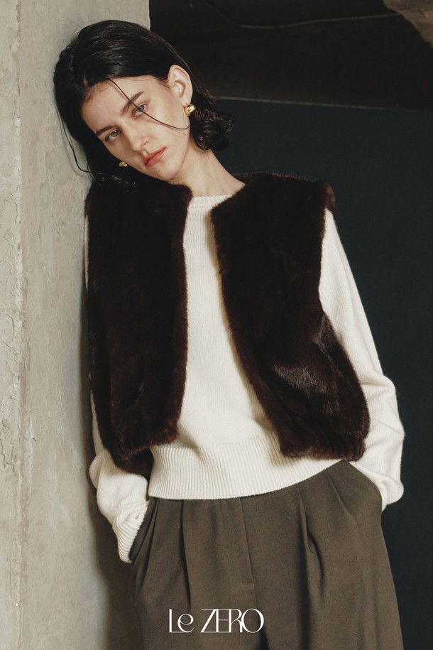 **르제로 폭스 퍼 베스트 / 브라운**

부드러운 촉감의 르제로 폭스 퍼 베스트는 가을, 겨울 시즌 우아하고 미니멀한 스타일을 연출해 줍니다. 짙은 브라운 컬러의 무지 디자인으로 어떤 옷에도 쉽게 매치하여 일상, 모임룩, 연말 모임룩에 활용하기 좋습니다. 넉넉한 루즈핏과 릴랙스핏으로 편안한 착용감을 선사하며, 두꺼운 두께감으로 보온성을 더했습니다. 민소매 디자인과 후크 여밈 방식, 안감 및 포켓 디테일이 돋보이는 여성 베스트입니다.
