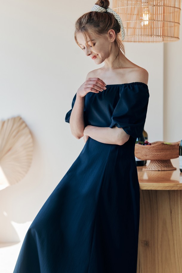 컵 케이크 롱 원피스 / 네이비는 로맨틱한 무드를 연출하는 여성용 원피스입니다. 봄, 여름에 어울리는 디자인으로, 부드러운 모달, 폴리에스터, 면, 폴리우레탄 혼방 소재로 제작되어 편안한 착용감을 선사합니다. A라인 핏에 텍스처드 패턴, 반소매, 롱 기장으로 여성스러운 실루엣을 강조하며, 특별히 밴딩 오프숄더 네크라인과 볼륨감 있는 소매 디자인으로 사랑스러움을 더했습니다. 데이트룩, 카페룩, 여행룩에 적합하며, 슬리브 안감이 있어 비침 걱정 없이 즐길 수 있습니다.
