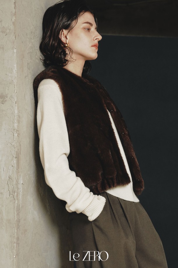 **르제로 폭스 퍼 베스트 / 브라운**

부드러운 촉감의 르제로 폭스 퍼 베스트는 가을, 겨울 시즌 우아하고 미니멀한 스타일을 연출해 줍니다. 짙은 브라운 컬러의 무지 디자인으로 어떤 옷에도 쉽게 매치하여 일상, 모임룩, 연말 모임룩에 활용하기 좋습니다. 넉넉한 루즈핏과 릴랙스핏으로 편안한 착용감을 선사하며, 두꺼운 두께감으로 보온성을 더했습니다. 민소매 디자인과 후크 여밈 방식, 안감 및 포켓 디테일이 돋보이는 여성 베스트입니다.
