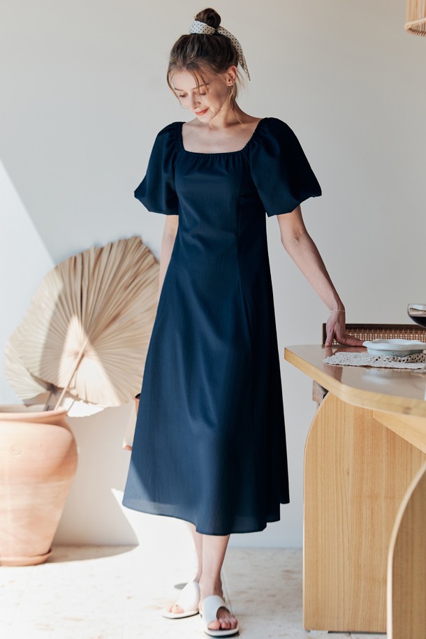 컵 케이크 롱 원피스 / 네이비는 로맨틱한 무드를 연출하는 여성용 원피스입니다. 봄, 여름에 어울리는 디자인으로, 부드러운 모달, 폴리에스터, 면, 폴리우레탄 혼방 소재로 제작되어 편안한 착용감을 선사합니다. A라인 핏에 텍스처드 패턴, 반소매, 롱 기장으로 여성스러운 실루엣을 강조하며, 특별히 밴딩 오프숄더 네크라인과 볼륨감 있는 소매 디자인으로 사랑스러움을 더했습니다. 데이트룩, 카페룩, 여행룩에 적합하며, 슬리브 안감이 있어 비침 걱정 없이 즐길 수 있습니다.
