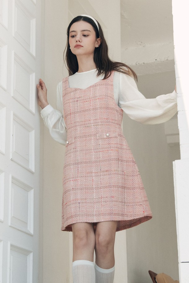 하트넥 미니 원피스 / 핑크는 여성스러운 매력을 돋보이게 하는 미니 원피스입니다. 부드러운 폴리에스테르 소재로 제작되어 편안한 착용감을 선사하며, A라인 핏과 하트넥 디자인이 우아한 실루엣을 연출합니다. 핑크 컬러와 무지 패턴이 미니멀하면서도 로맨틱한 분위기를 더하고, 긴 소매와 중간 두께감으로 봄, 여름 시즌에 적합합니다. 데이트룩, 카페룩, 모임룩 등 다양한 TPO에 활용할 수 있으며, 버튼 디테일과 안감 처리, 비침 없는 디자인으로 완성도를 높였습니다.
