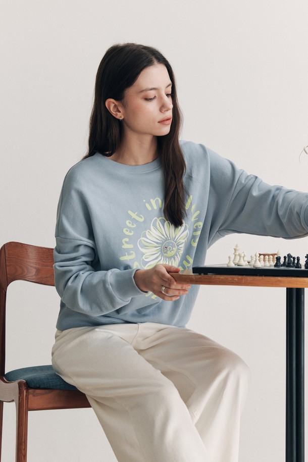 플라워 도넛 맨투맨 / 블루는 여성들을 위한 캐주얼 스타일의 상의입니다. 봄, 가을에 착용하기 좋으며, 부드러운 면과 폴리에스테르 혼방 소재로 제작되어 편안한 착용감을 선사합니다. 라운드 넥에 루즈핏으로, 드롭숄더 디자인과 플라워, 레터링, 자수 디테일, 그래픽 프린트가 더해져 포인트를 줍니다. 중간 두께감의 긴소매 맨투맨으로 일상에서 편안하게 즐겨 입기 좋습니다.
