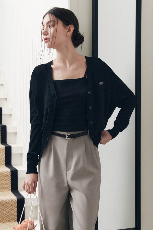 [3컬러] 하트 펜던트 가디건은 부드러운 촉감의 아크릴, 면 혼방 소재로 제작되어 봄, 가을에 착용하기 좋은 여성용 니트 가디건입니다. 루즈핏에 스퀘어넥 디자인으로, 베이직하면서도 우아한 스타일을 연출하며 데이트룩, 카페룩에 잘 어울립니다. 긴 소매 기장에 중간 두께감으로 간절기 날씨에 유용하며, 하트 펜던트 디테일이 포인트입니다. 약간의 비침이 있으며 신축성이 있어 편안하게 착용 가능합니다.
